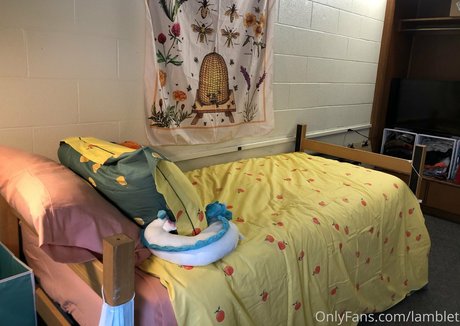 lamblet model sexy pic