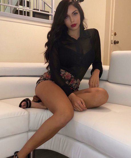Tara Yazdi star naked pictures
