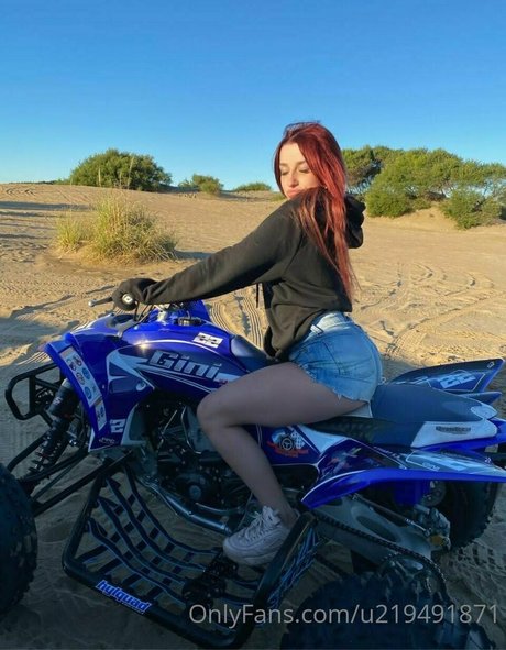 lzzie xx model sexy photos