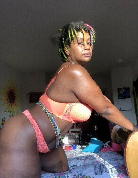 universallovvvve nude star pic