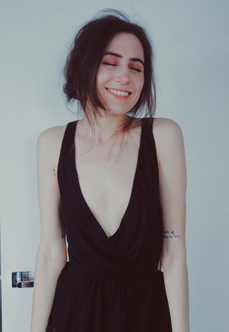 Dodie Clark star naked img
