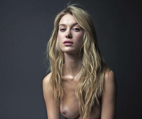 Caroline Lowe star beautiful photo