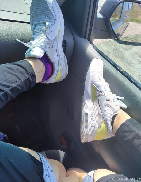 oliviabluntslut star top img