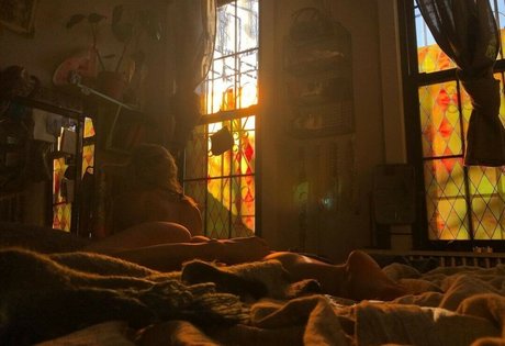 alittle vampy model nude picture