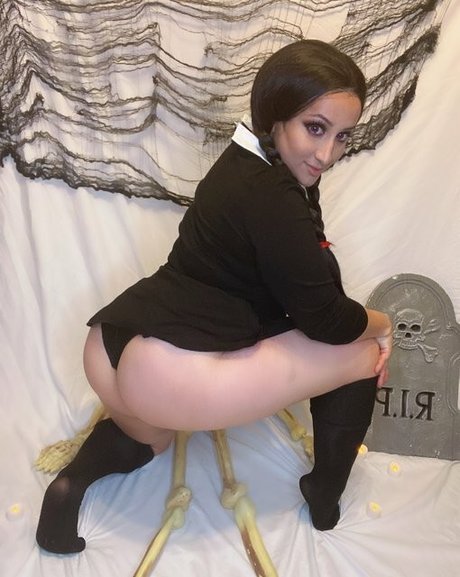 Nikki Geeks star beautiful pic