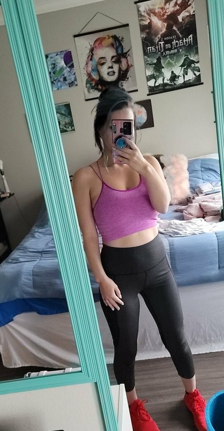 QT Lux free model pictures