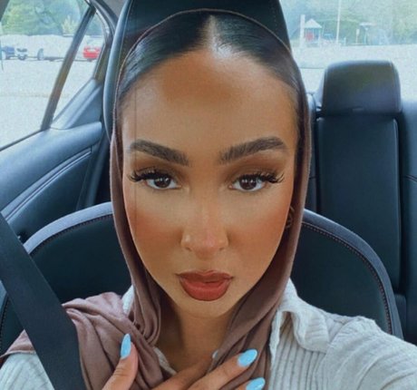 Omaima Benamre art star image