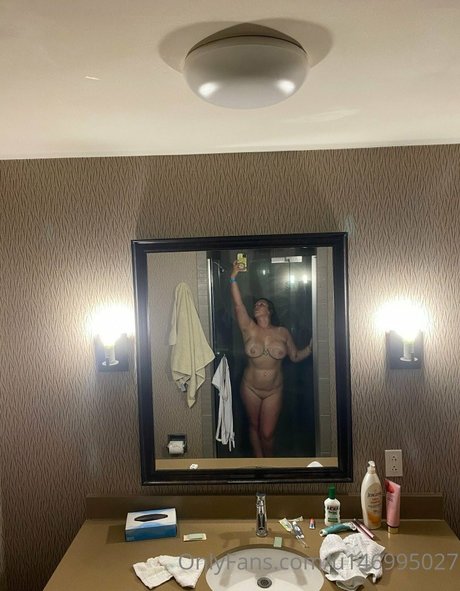 Tsunami RT sexy star photo