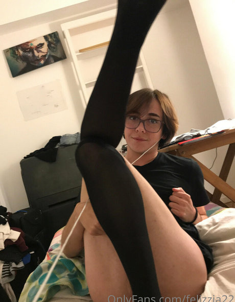 felizzia22 star pornographic picture