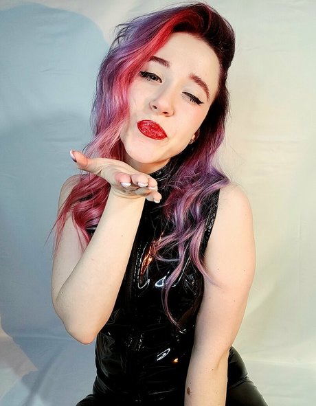 enicat nudes model pic