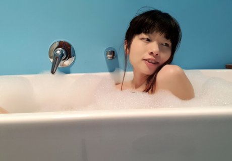 Nyannadesu model nude photo