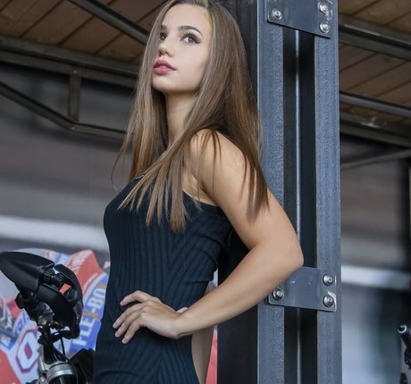 Fiege Eszter model top pic