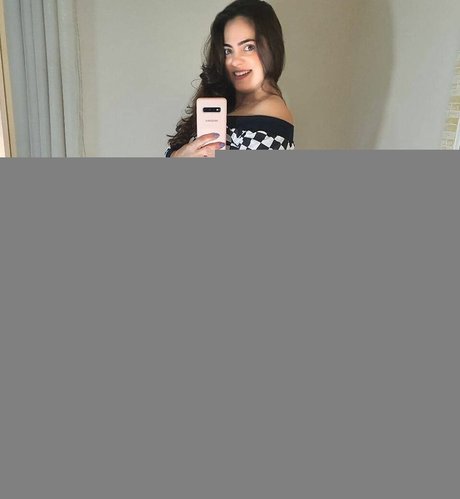 Claudia Trindade star sexy images