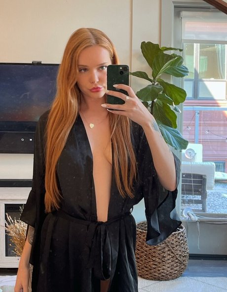 chloefoxxe sex model photo