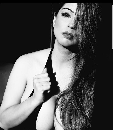 Zareen Zoya Khan nudes model pictures