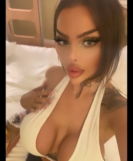 lola official model beautiful img