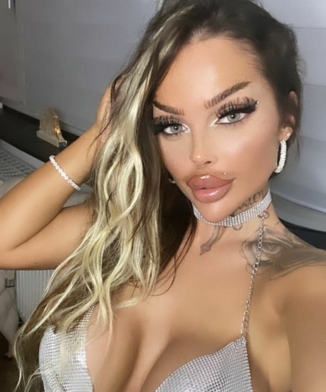 lola official star erotic pic