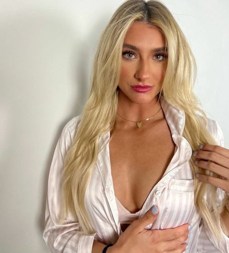 Hannah CookBarstool erotic model pics