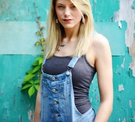 anonymousanneh adult model img