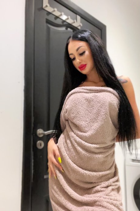 Deeaxoxx pornographic star pic