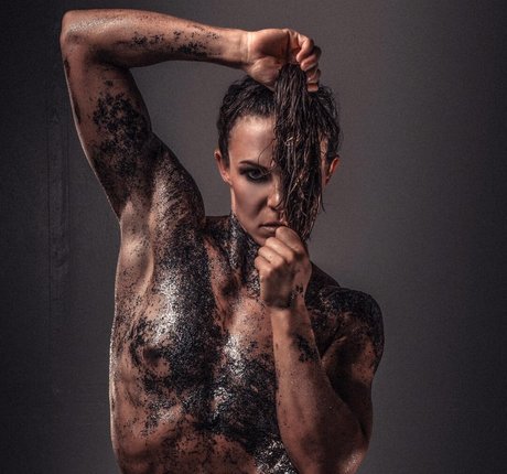 Tana Swink hot actress pics