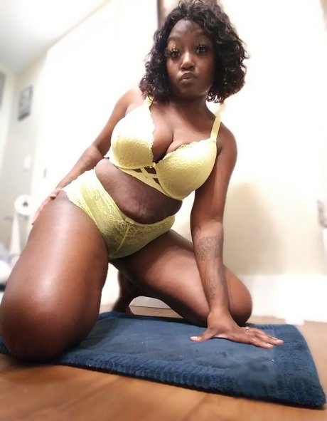 girlyvixxxen sex model image