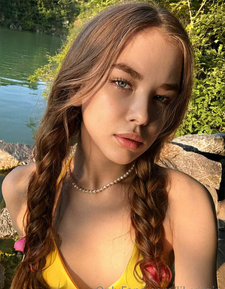 lil virgin high quality model pic