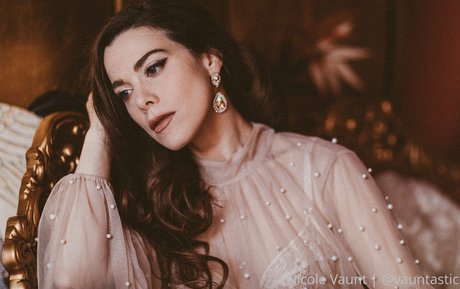 Nicole Vaunt star sexy img