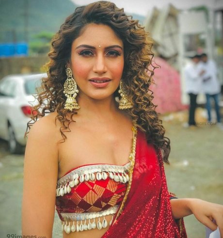 Surbhi Chandna art actress photos