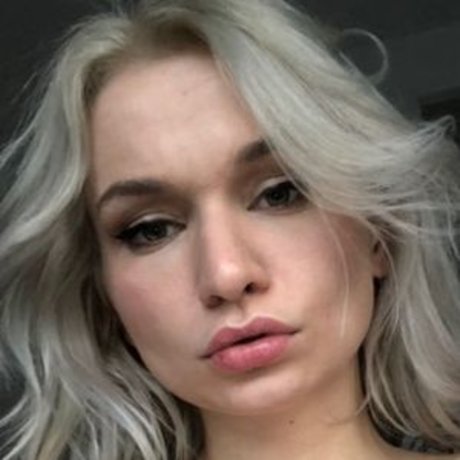 realzoieburgher_ pretty model image