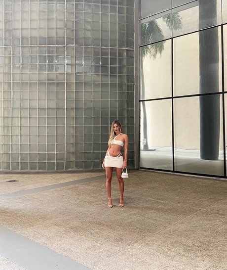 Casi Davies pretty actress img