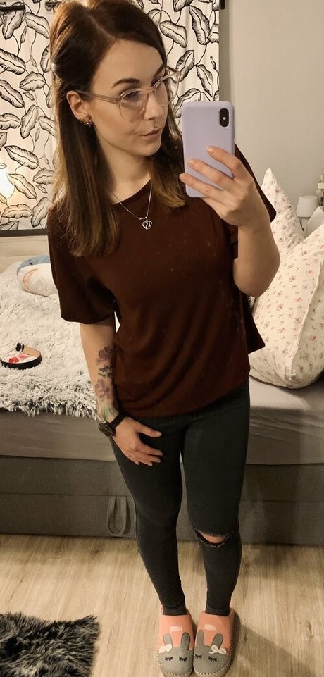 romisu star naked pic