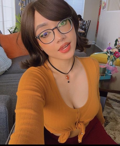 honeebell adult model img