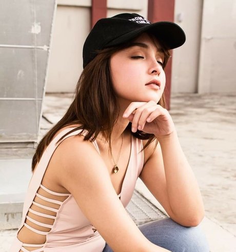 Sarah Carlos sexy actress pics