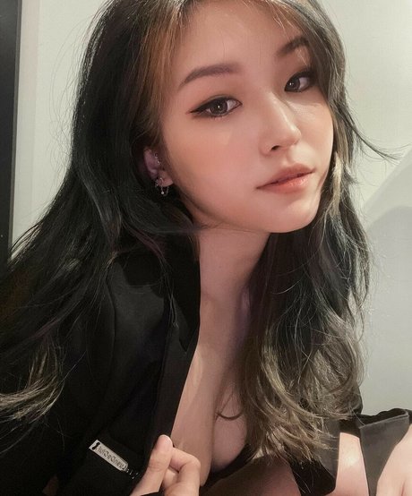 YoonHyoonAikuros pornstar sexy pictures