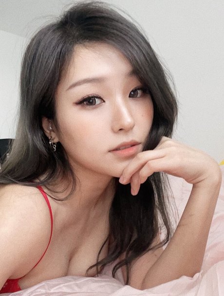 YoonHyoonAikuros model xxx galleries