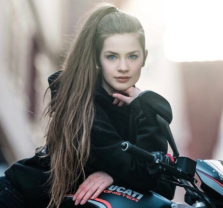 Aufzweireifen model adult pictures