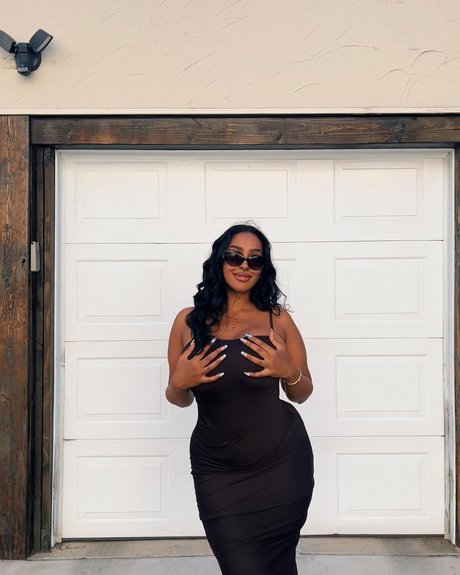 iLLi y nudes model picture