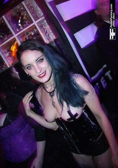 MalAfterMidnight model sexy images