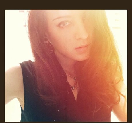 MalAfterMidnight naked model image