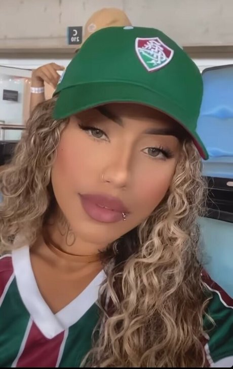 Muito Linda hot model image