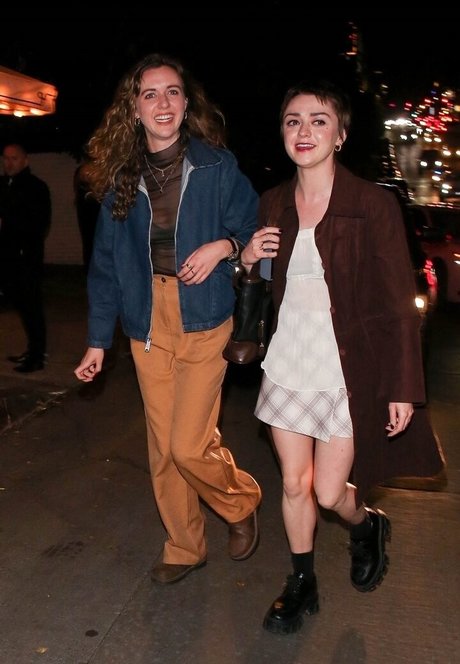 Maisie Williams model sexy picture