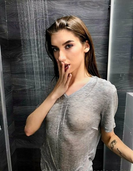 tessie v beautiful model img