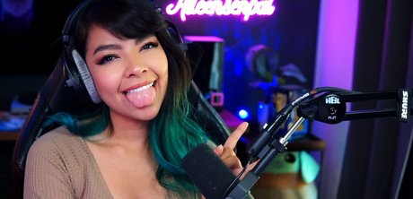 Aileen Senpai model naked gallery