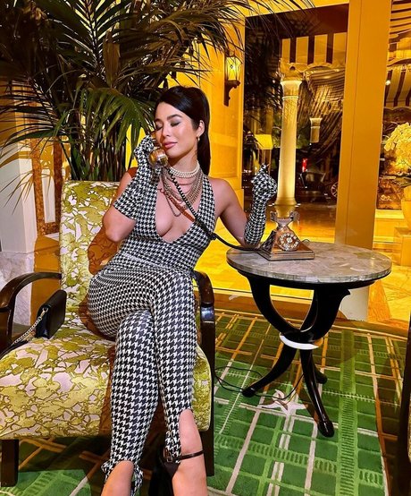 CarolineKwan nude model image