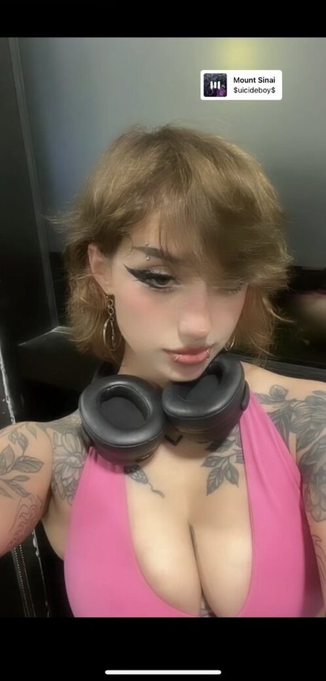 Redroomromance model nude galleries