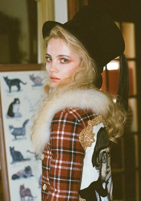Freya Allan xxx model image