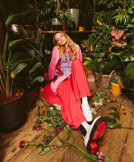 Freya Allan model beautiful image