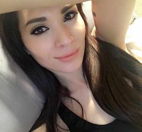 MelonieMac model nude picture