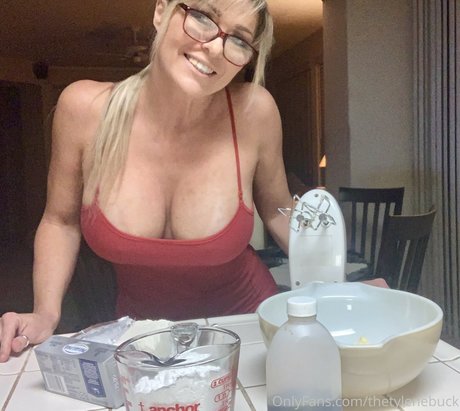 Tylene Buck model naked picture